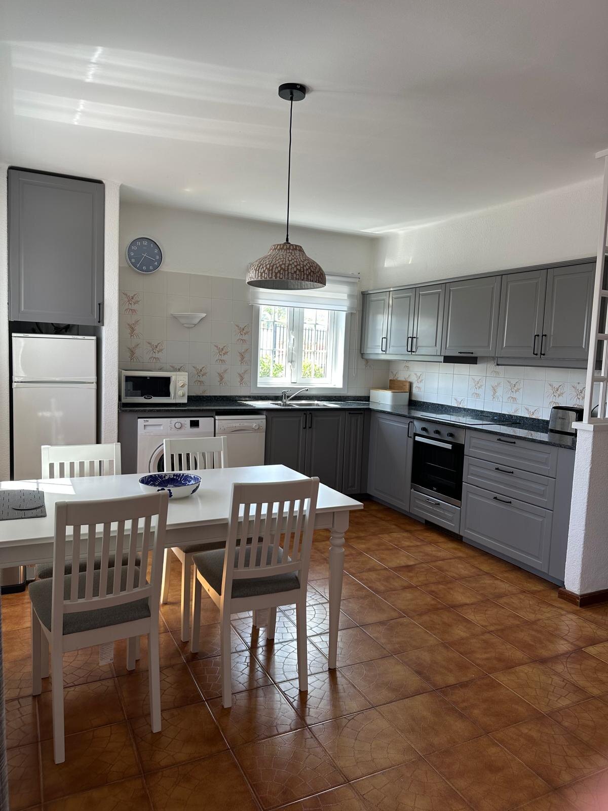 Villa 73 kitchen and dining table